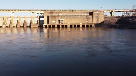 Toma-Aérea-De-Bajo-Nivel-Sobre-El-Río-Tennessee-Hacia-La-Represa-Hidroeléctrica-De-Chickamauga