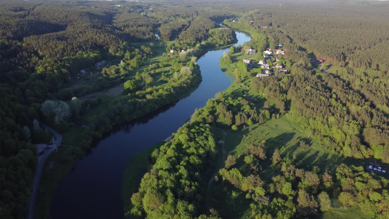 Kruhový záběr řeky Neris v regionálním parku Verkių ve Vilniusu v Litvě.