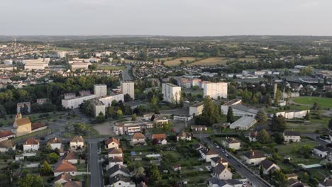 Toma-Aérea-De-Drones-De-Montluçon-En-El-Centro-De-Francia