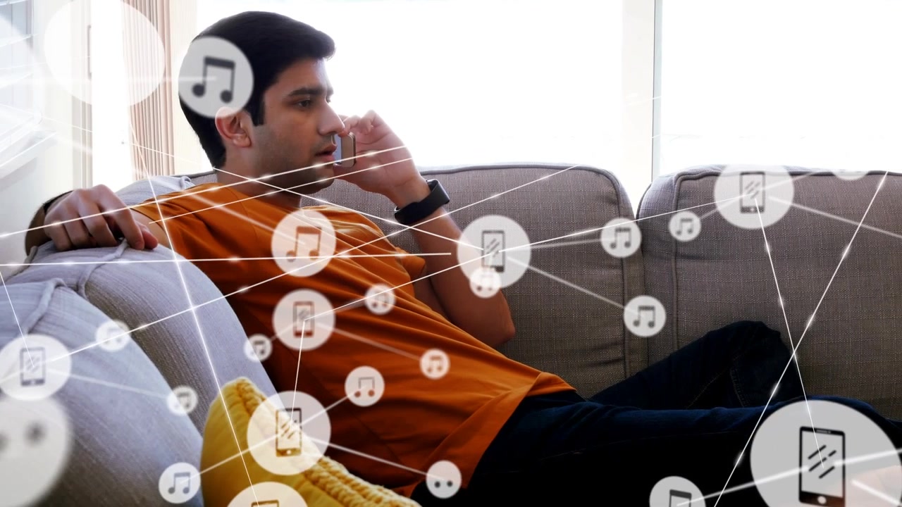 Animação de rede de conexões com ícones sobre empresário falando ao smartphone