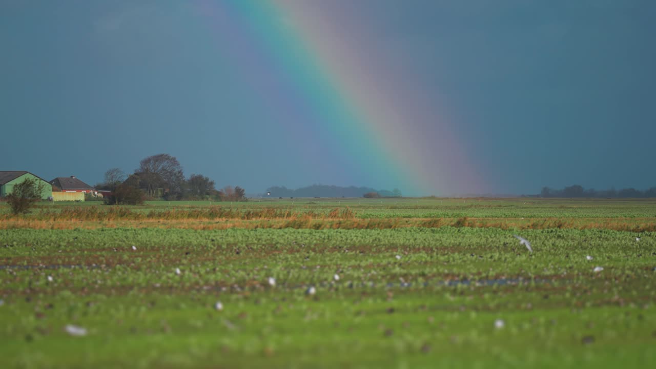 un arco iris sobre el paisaje rural