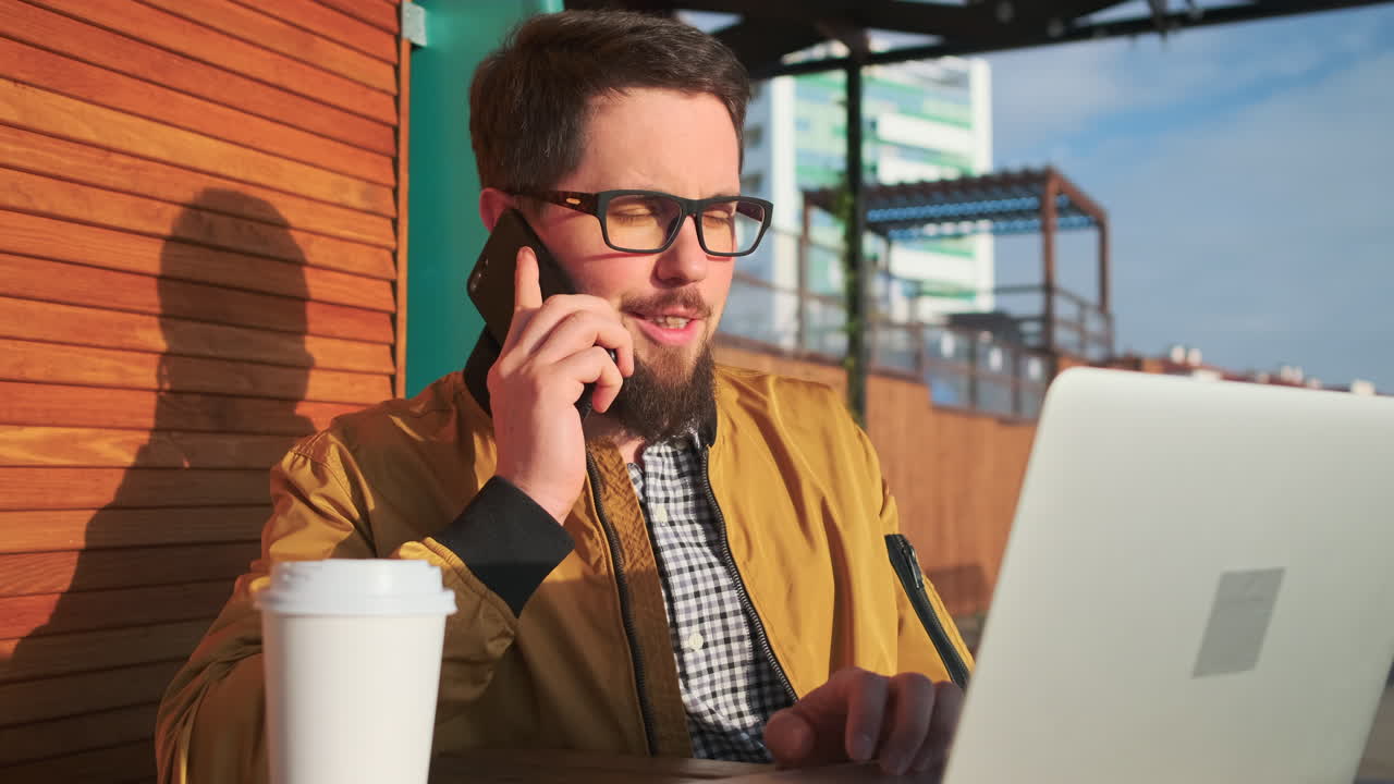 hombre trabajando en una laptop al aire libre