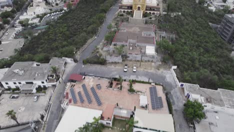 Disparo-De-Drones-En-El-Día-Nublado-De-La-Mañana-En-Hasta-Bandera-Sobre-El-Cerro-Obispado-En-La-Ciudad-De-Monterrey,-México-10