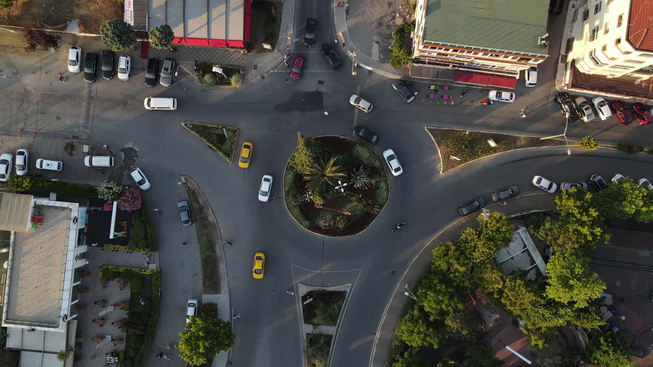 tráfico de la ciudad vista aérea drone