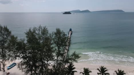 Hermosa-Y-Larga-Pasarela-Desde-La-Playa-Blanca-Hasta-Un-Punto-De-Embarque-De-Un-Barco-Turístico-En-La-Isla-Camboyana-De-Koh-Rong-En-Un-Día-Nublado