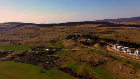 toma aérea de drones acercándose al territorio del bosque de hoia, cerca de cluj-napoca