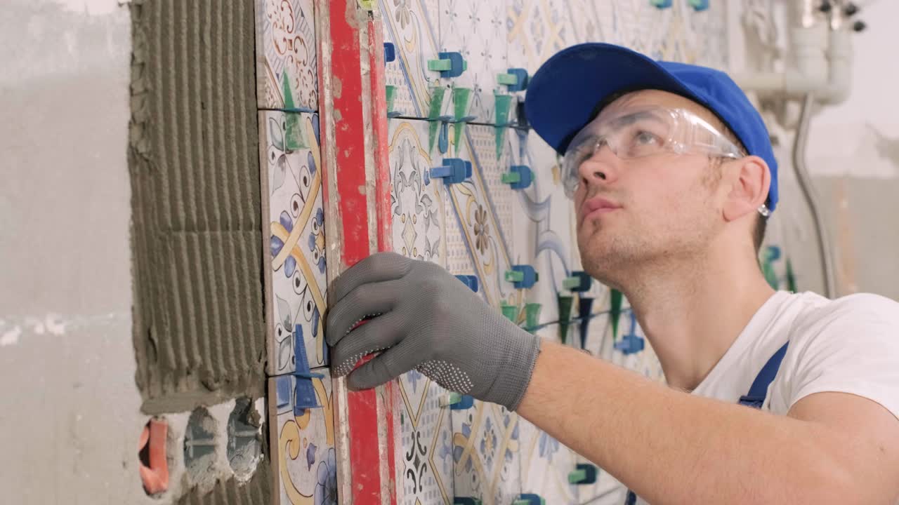 instalación de azulejos de cerámica para el suelo - medición y corte de las piezas. construcción, renovación, reparación de apartamentos. cortes de baldosas. corte de baldosas