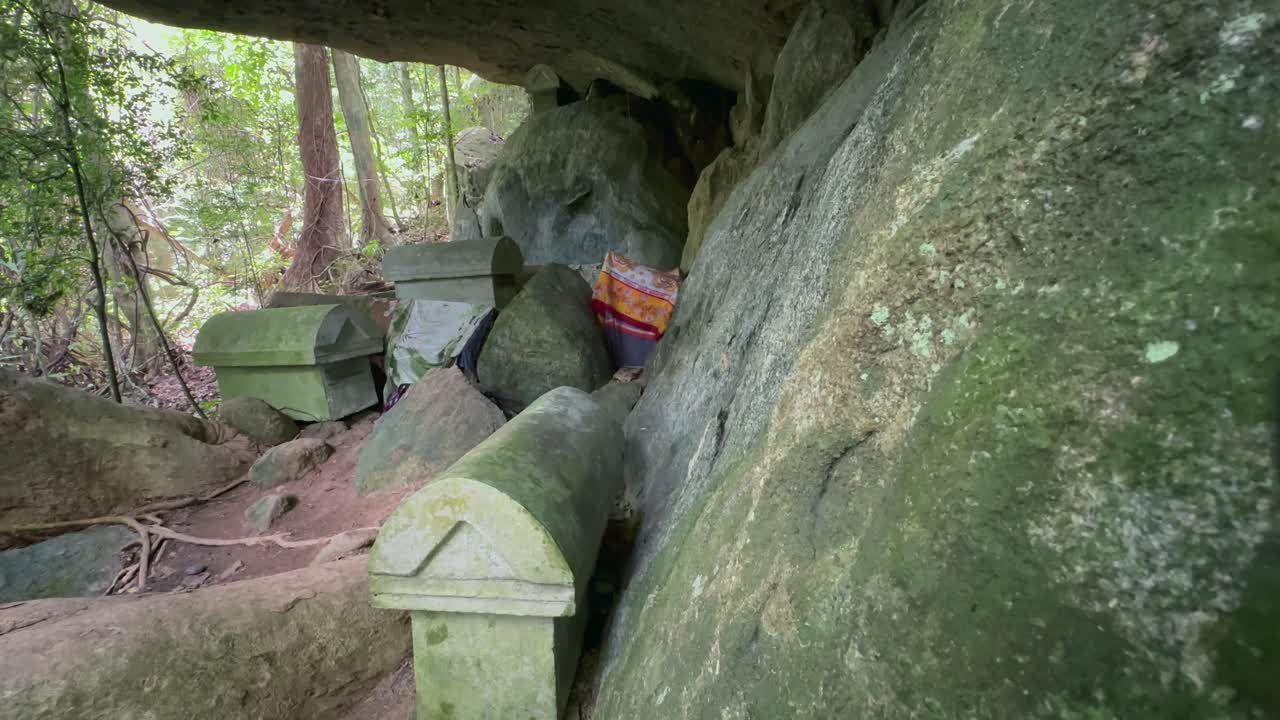 Tombe di Nosy Mangabe nel Madagascar nord-orientale.