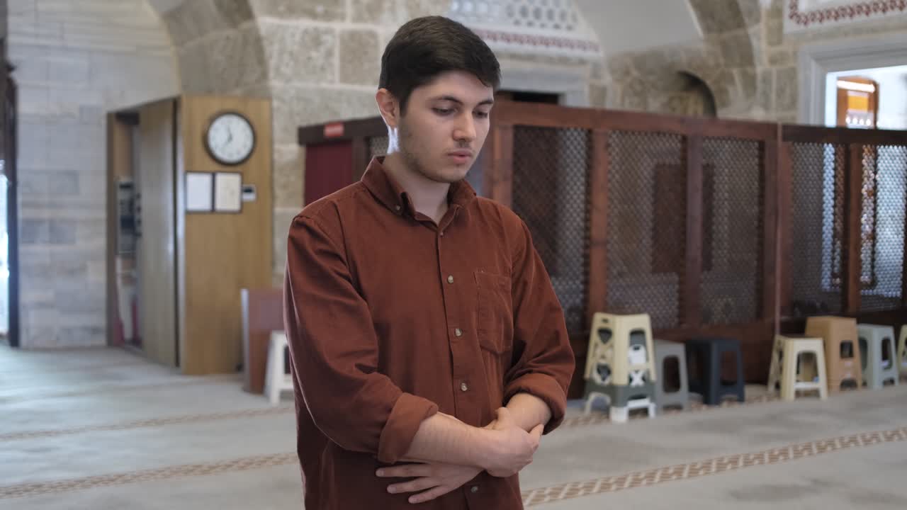 무슬림들이 손을 들어