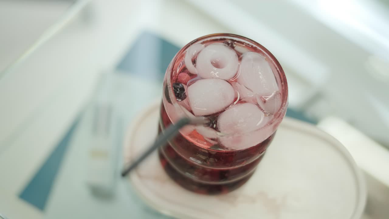 트레이 에 있는 유리잔 에 담긴 상쾌 한 얼음 베리 음료