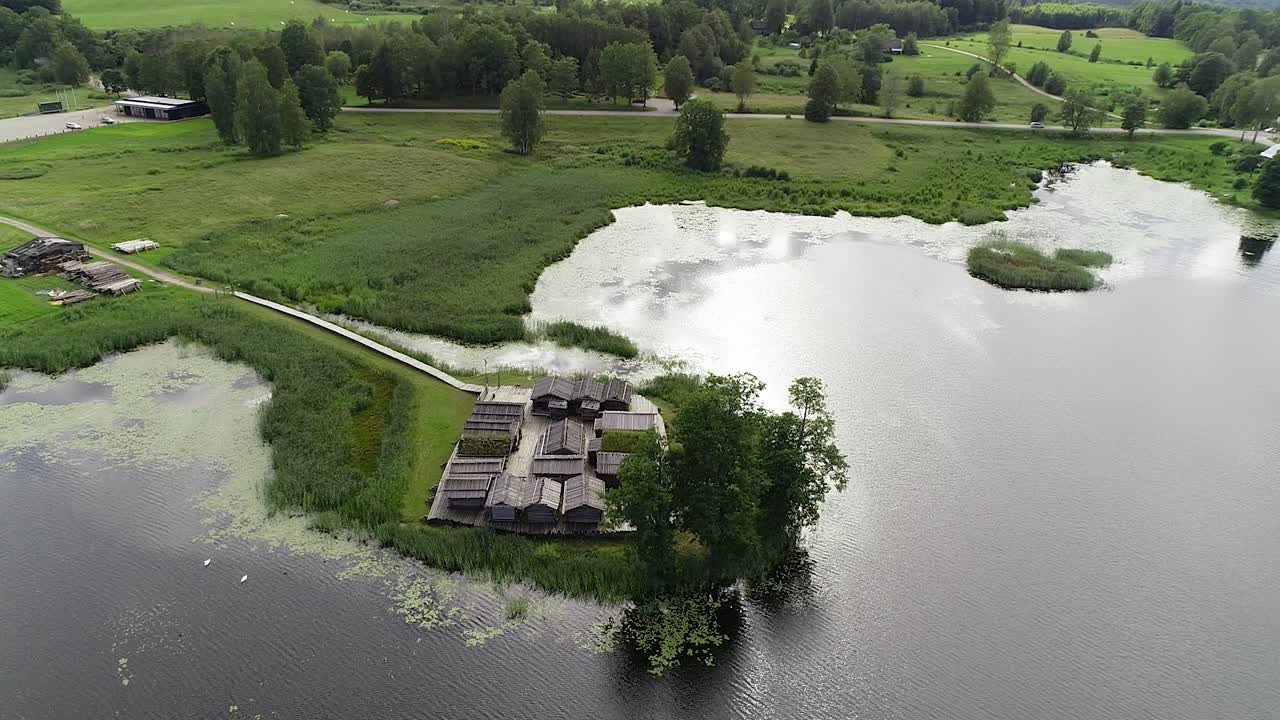 réplica del castillo del lago araisi de la vivienda fortificada de los latgallians de los siglos ix y x