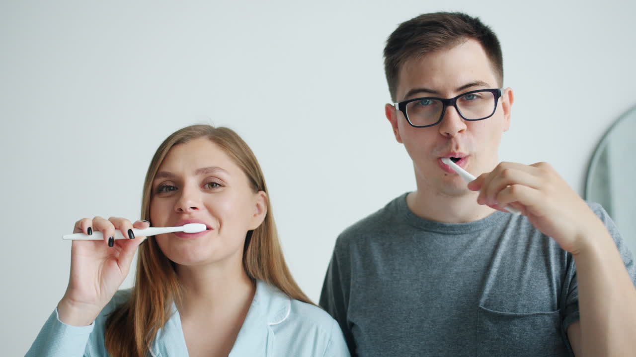 pareja cepillándose los dientes