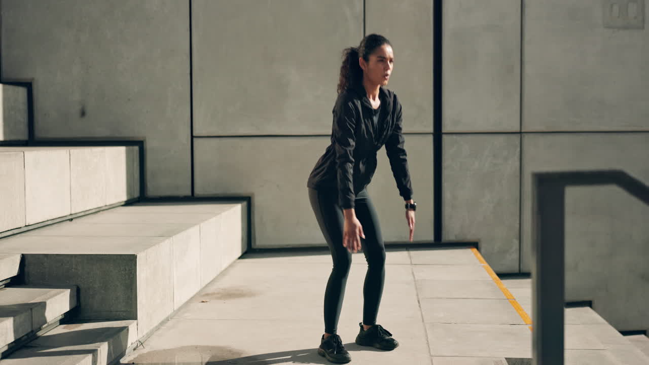 Ragazza sulle scale per il fitness