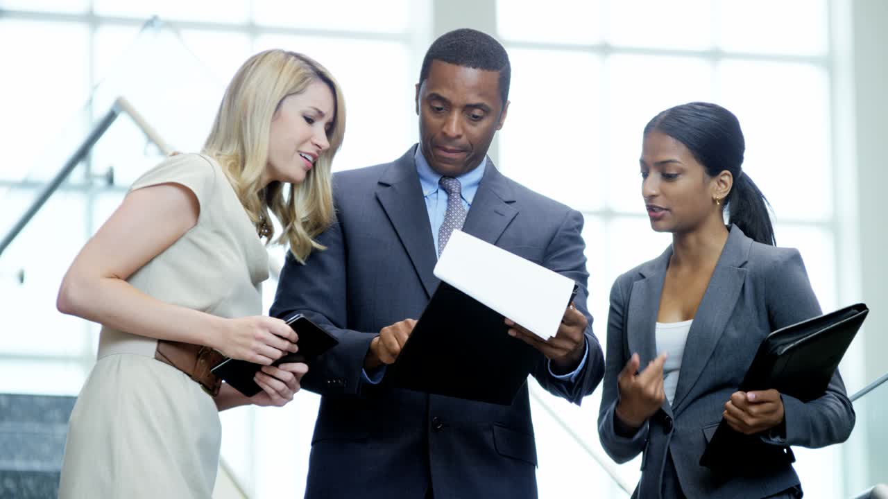 equipo de negocios multiétnico exitoso que utiliza tecnología inalámbrica