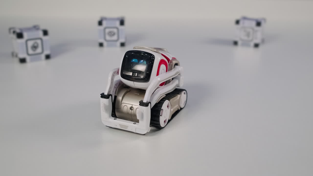 pequeño juguete robot blanco y rojo