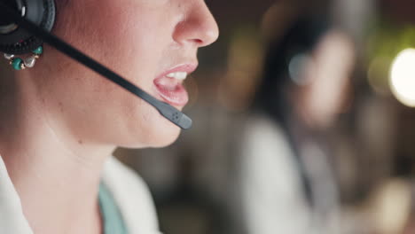 boca, comunicación o mujer consultando en llamada