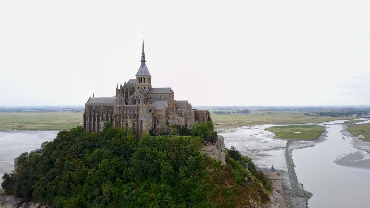 volando lejos del mont saint-michel cuando la marea está bajando