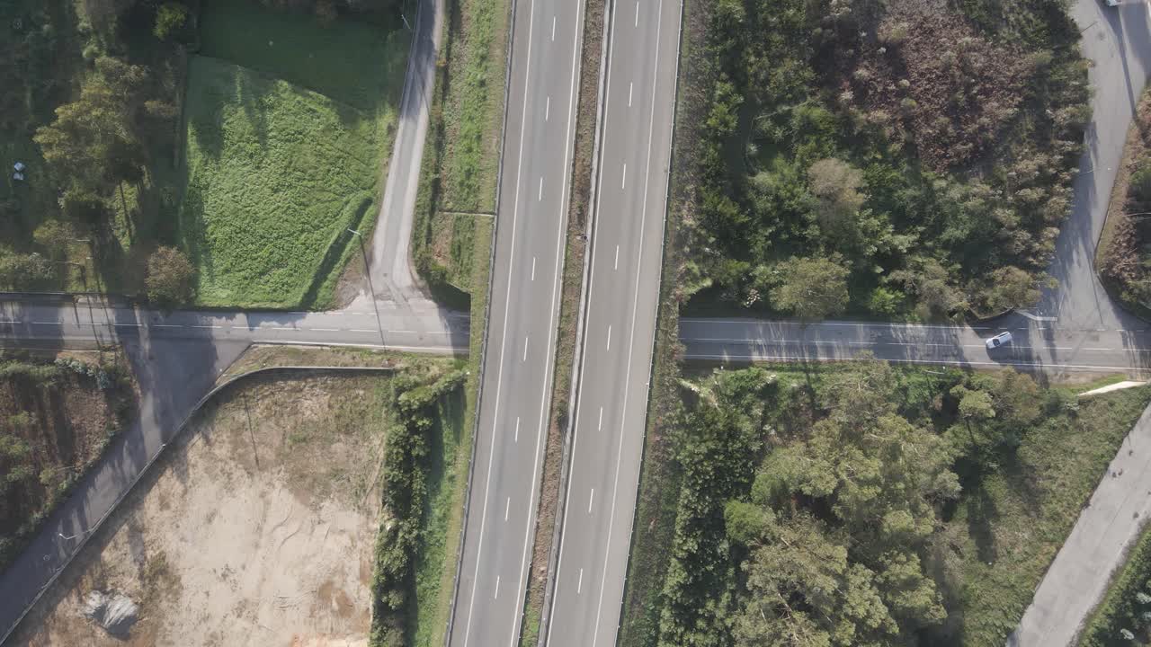 carretera y autopista con poco tráfico