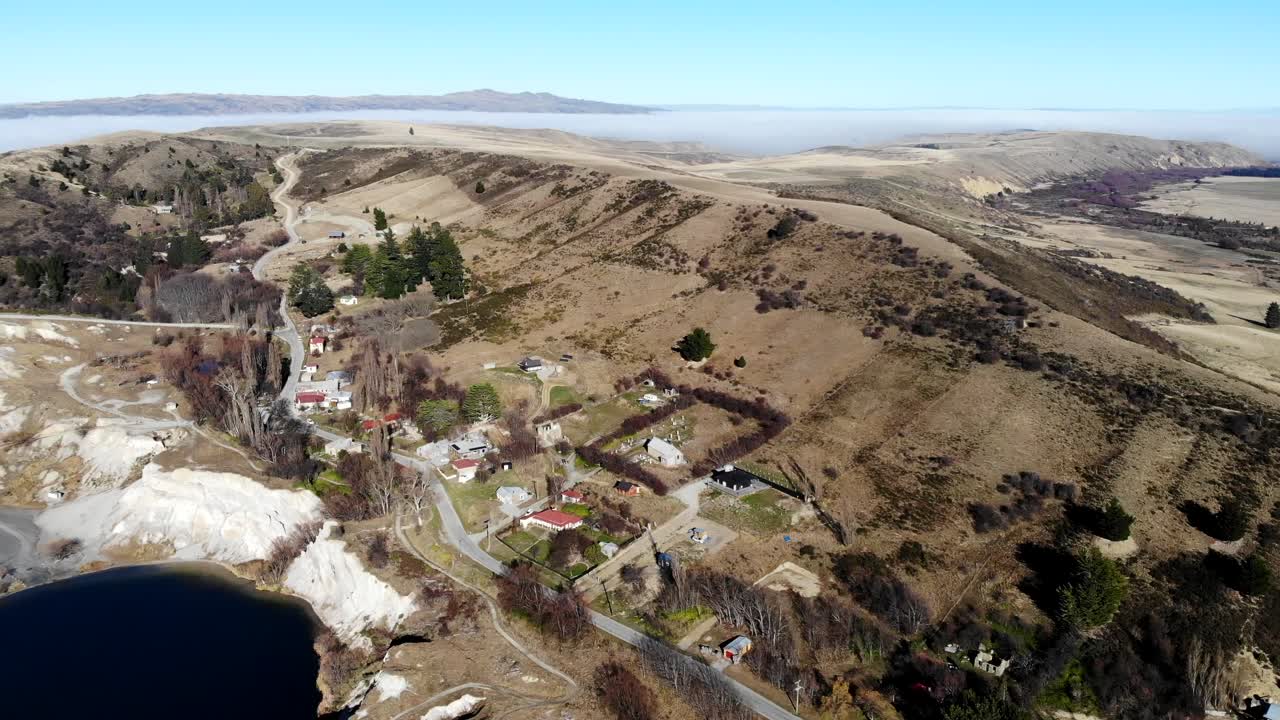 sobrevuelo aéreo de st bathans, antigua ciudad de la fiebre del oro en nueva zelanda, con amplias vistas del centro de otago en el fondo