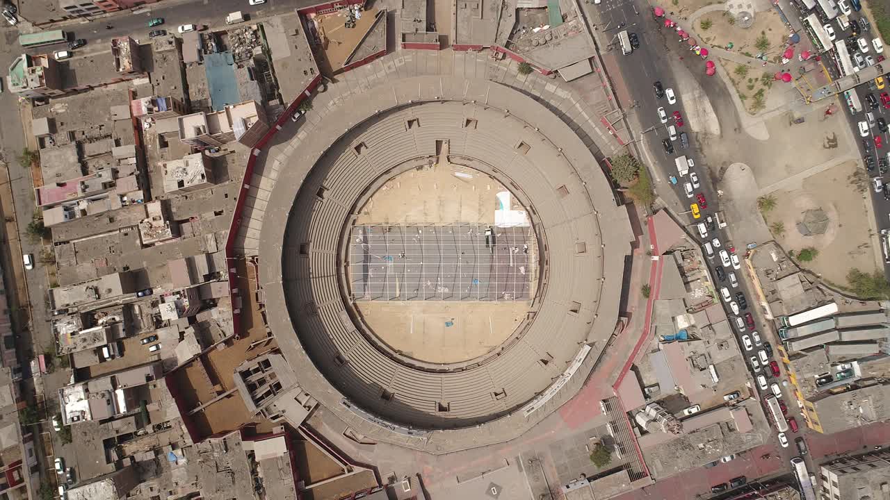 video aéreo de la plaza de toros de acho, el anillo de corrida de toro de acho. el más antiguo de américa en lima peru. video del centro de lima.