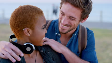 auriculares, parque y feliz pareja de amigos abrazo