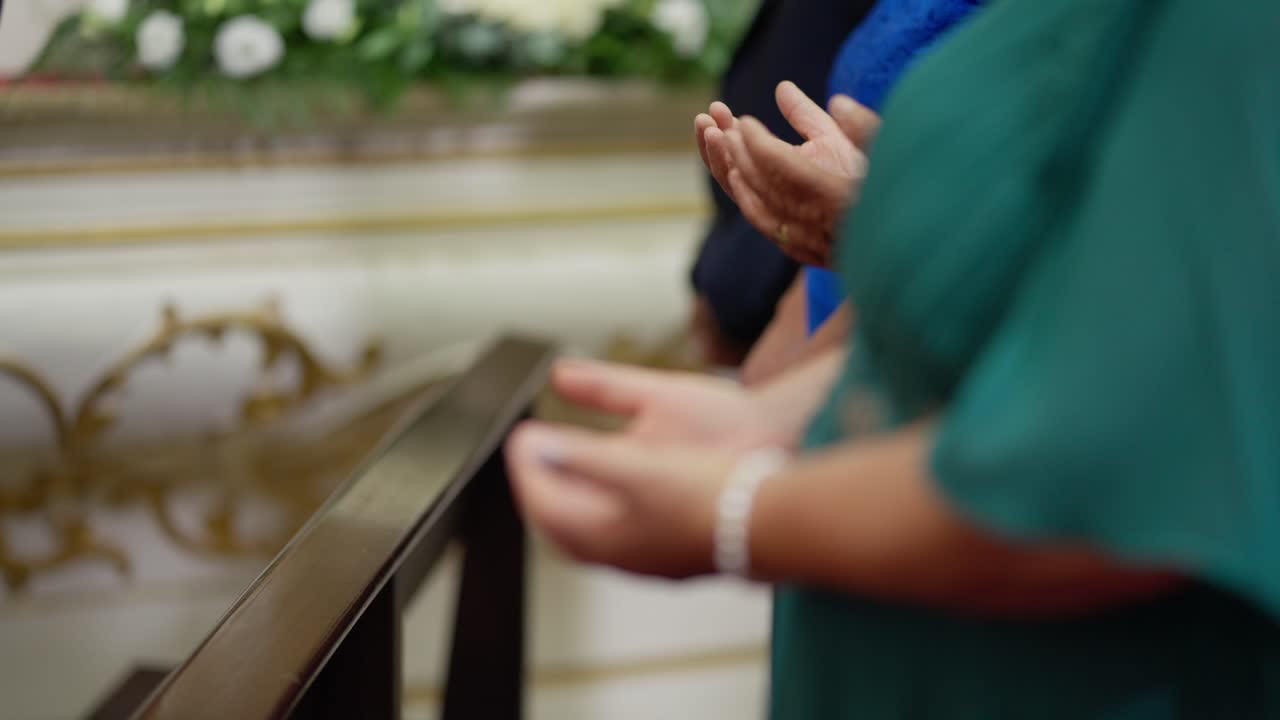 푸른색 드레스 를 입은 여자 가 조용 한 환경 에서 손 을 열고 기도 하고 있는 모습