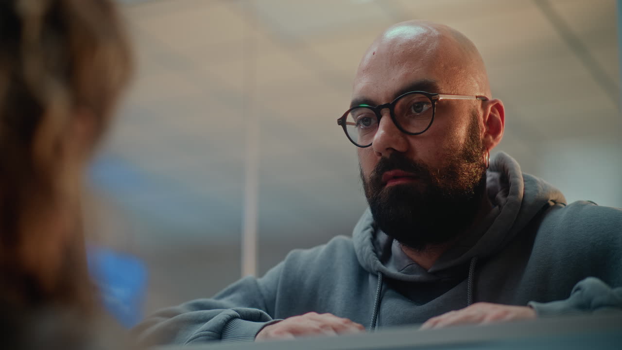 hombre y mujer en conversación