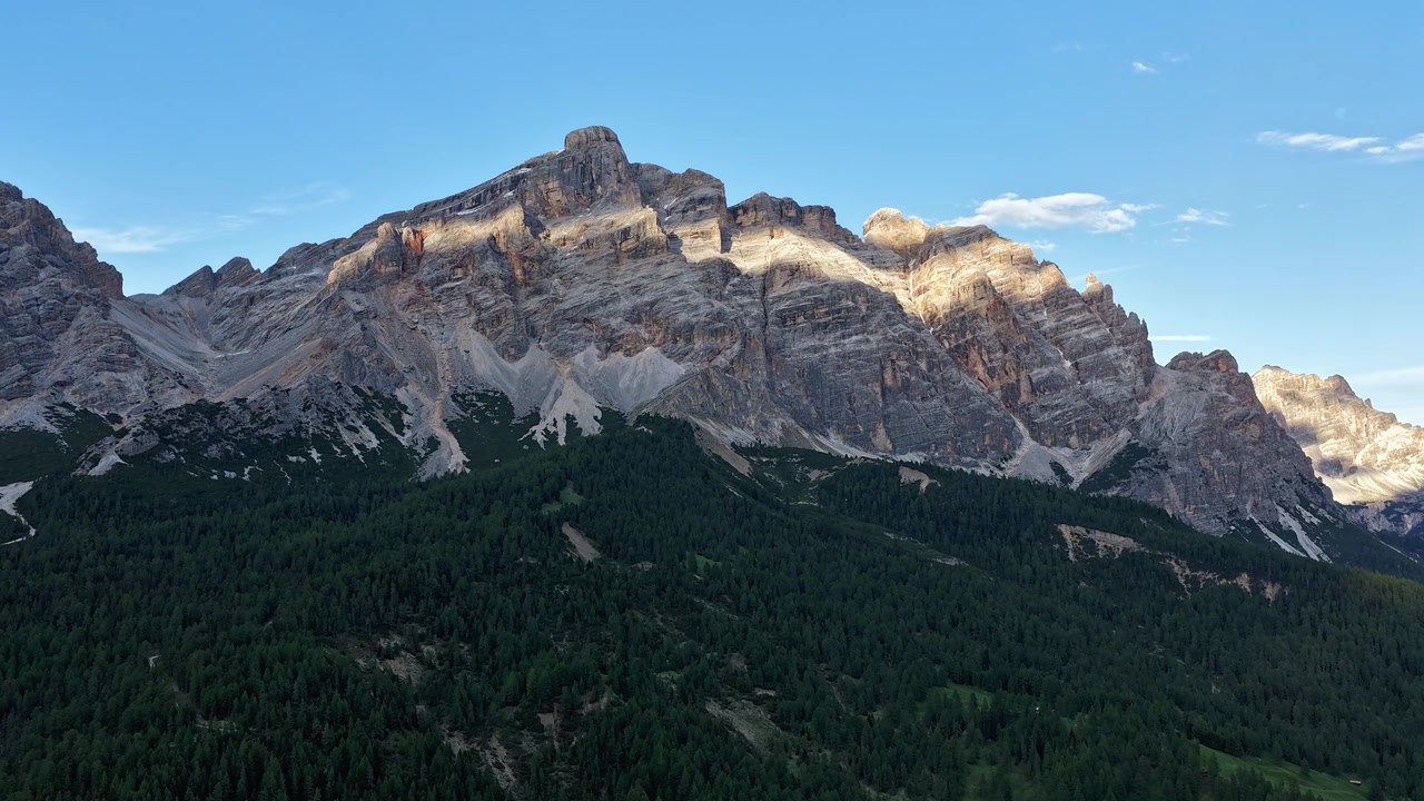 Cinematisk hyperlapse-flyvning gennem Dolomitternes dramatiske tinder, Italien. Morgenlyset afslører barske alpeklipper, tætte skove og betagende bjerglandskab i de italienske Alper