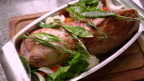 carne magra cocida en el horno con hierbas y especias frescas