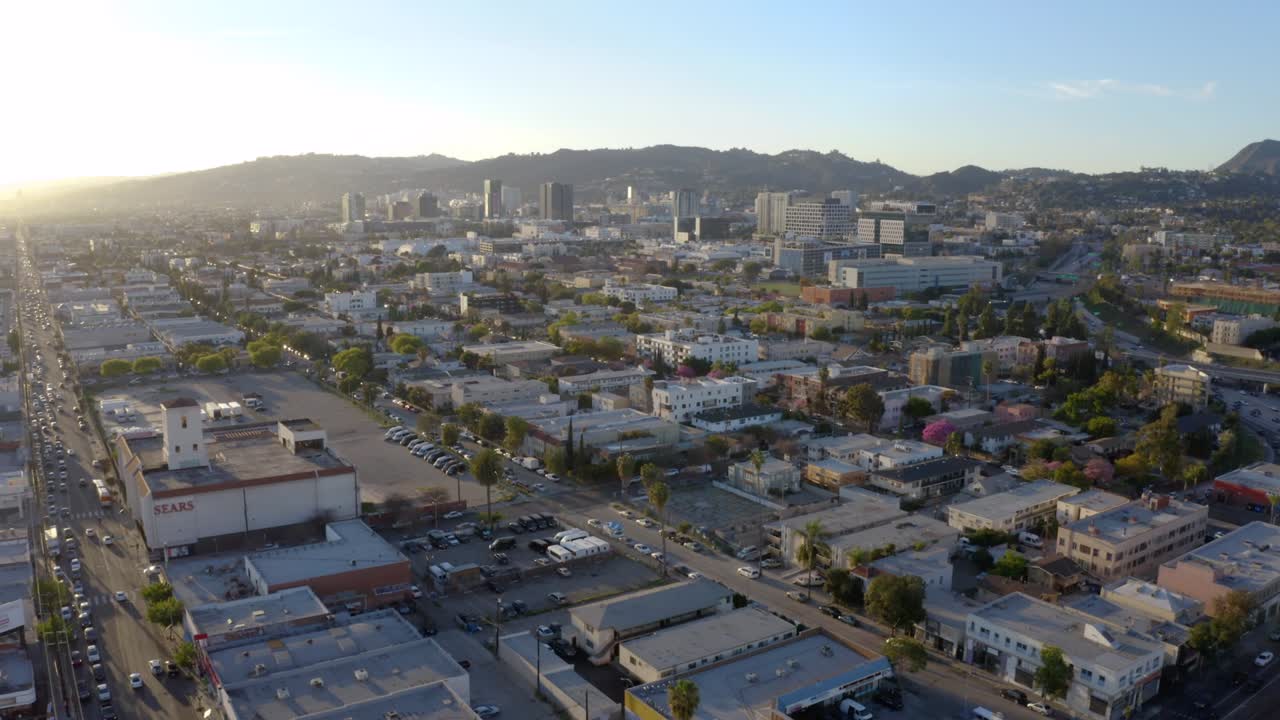 로스앤젤레스의  뷰, 주거 건물의 공중 드론, 도시 교통의 공중.