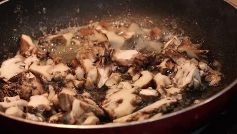 Primer-Plano-De-Saltear-Champiñones-Maitake-En-Mantequilla-Burbujeante