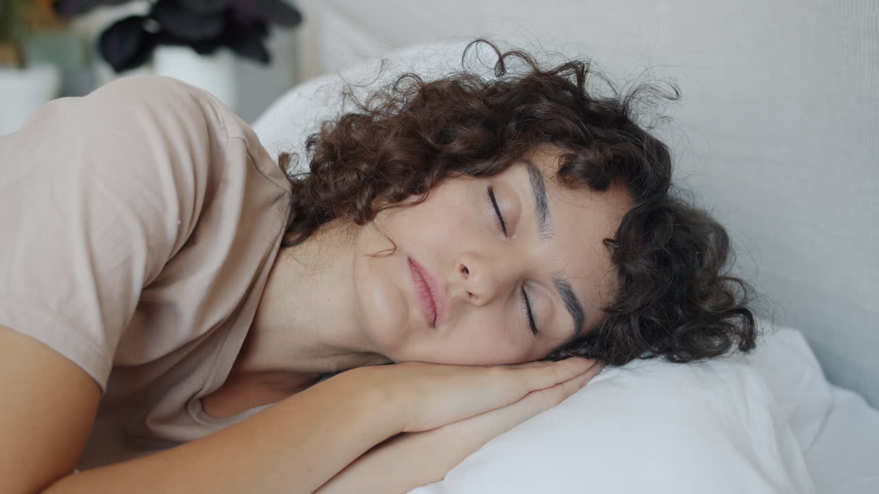 mujer durmiendo en la cama