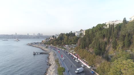 vista desde la carretera costera del harén de üsküdar hasta la torre de la doncella con drones