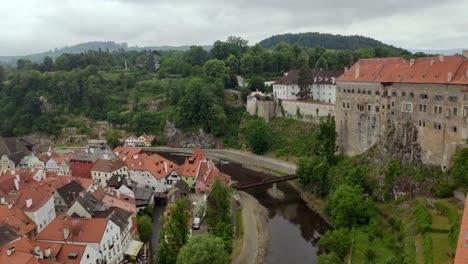 vista de cesky krumlov con el río vltava en chequia desde la torre del castillo, pan a la izquierda