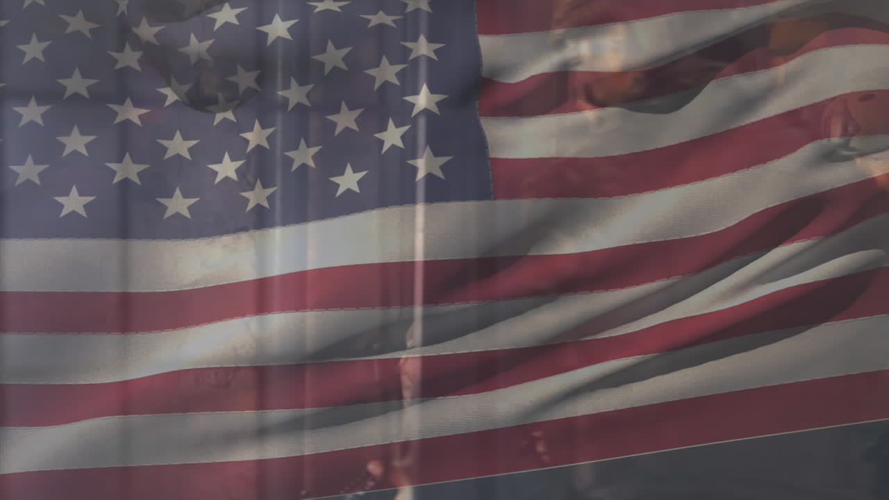 animación de la bandera de ee.uu. sobre varios soldados