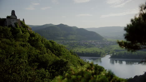 paisaje de montaña austriaco castillo de durnstein, toma panorámica durnsteinburg, sitio histórico germánico, ruina en europa, austria, región fluvial del danubio, punto de referencia turístico austriaco