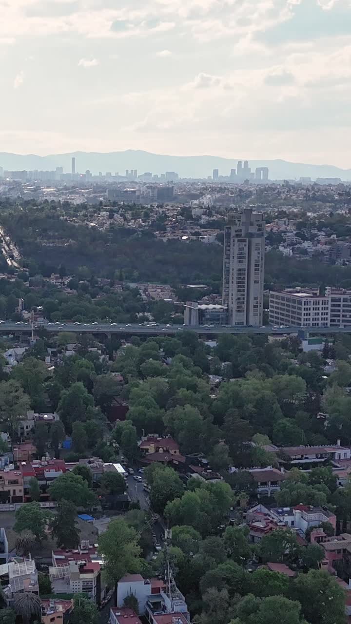 hiperlapso aéreo vertical de periférico segundo nivel en la ciudad de méxico