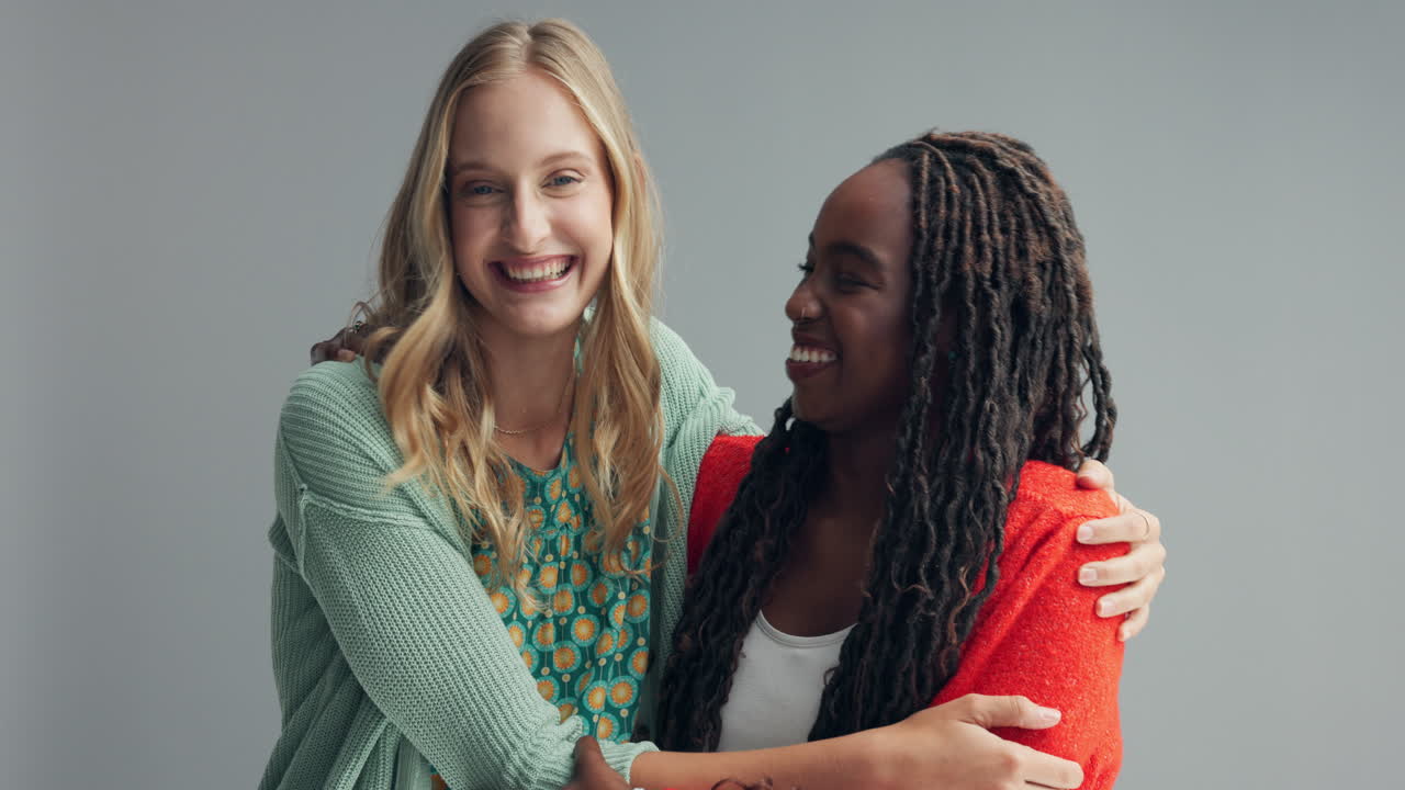 dos amigos abrazándose y riendo