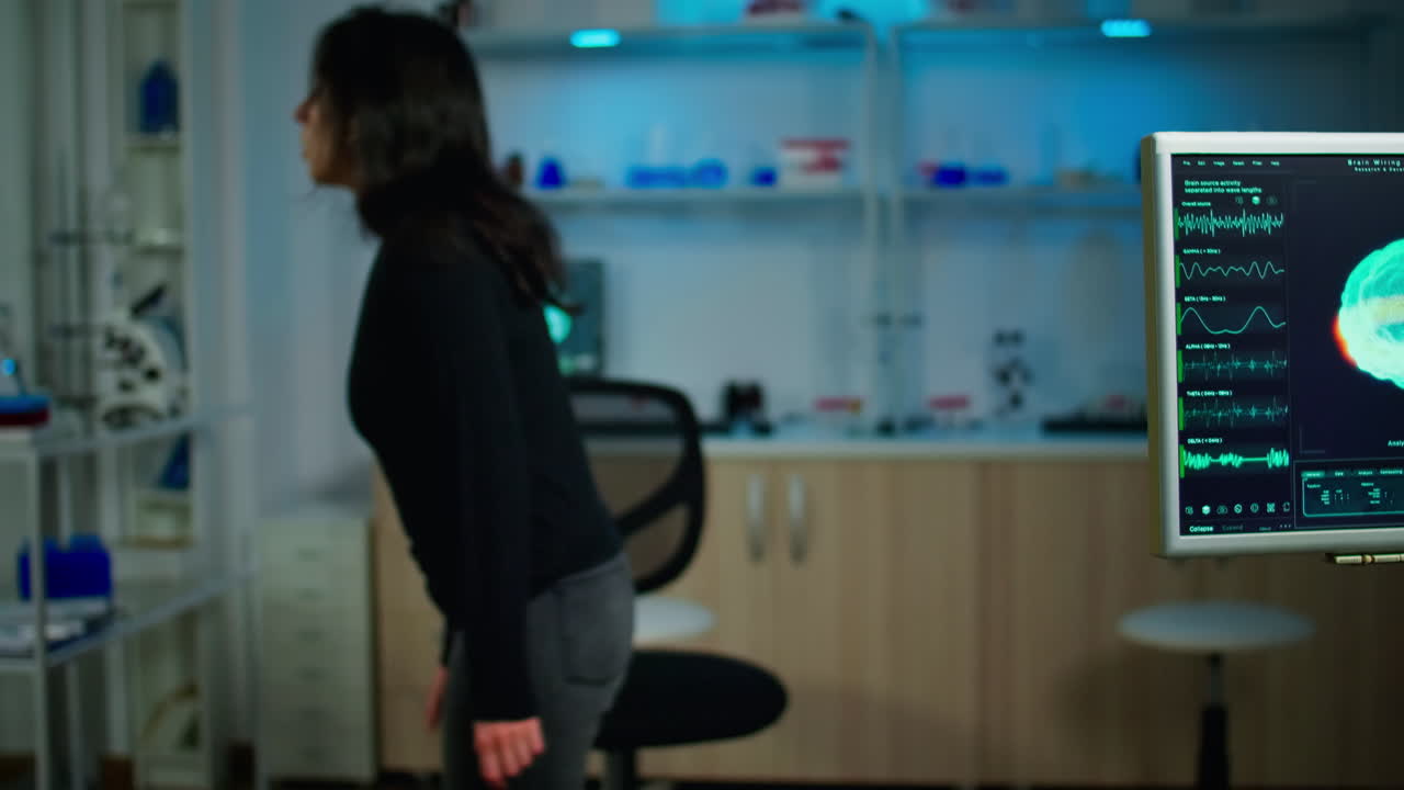 paciente estresado sentado en el laboratorio neurológico esperando a un investigador médico