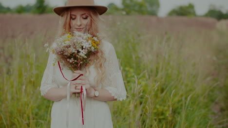 Attraktive-Blonde-Boho-Hippie-Frau,-Die-In-Die-Kamera-Lächelt