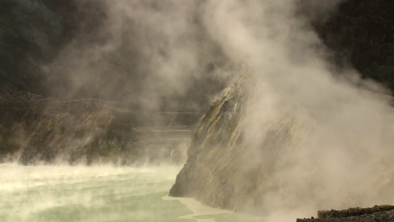 пар поднимается из вулканических жерл в кратере на маленьком новозеландском острове уаакари 2
