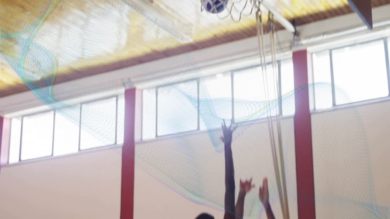 Tiratore di basket bordeaux che riceve un passaggio e tira in sospensione con un difensore bianco che salta vicino al canestro