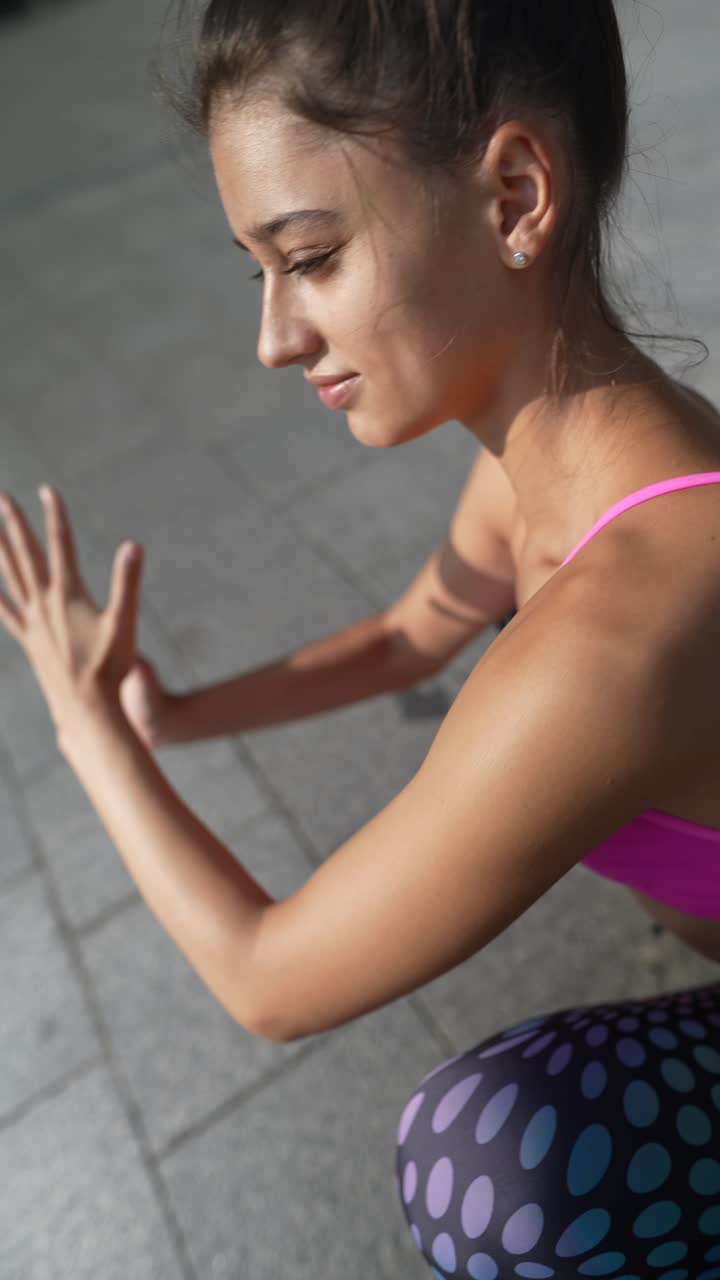 mujer practicando yoga al aire libre