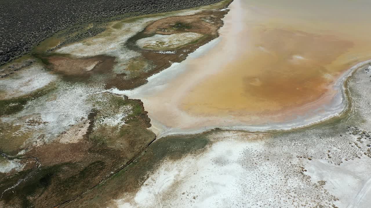 vista aérea de drones de los patrones naturales de las salinas en el desierto de california, ee.uu.