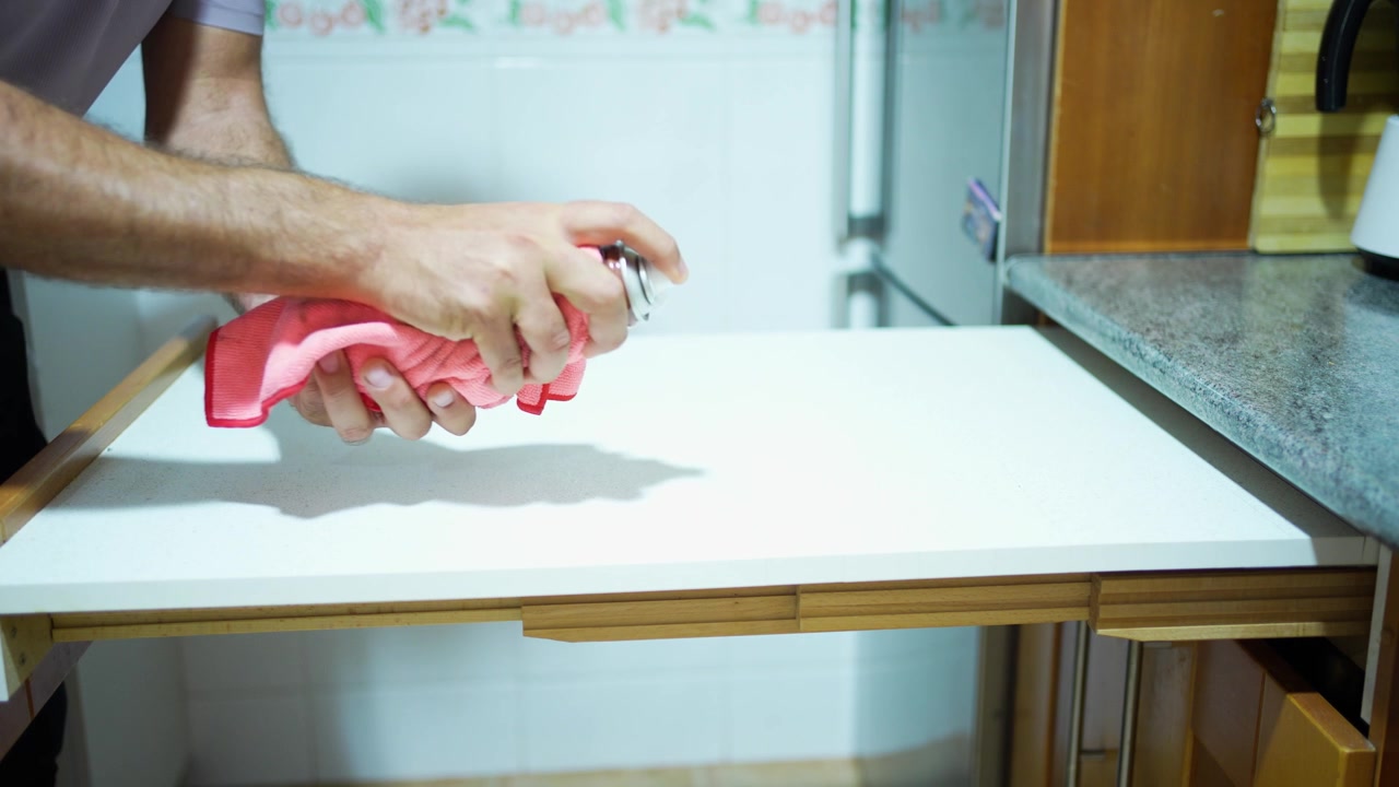 Důkladné čištění kuchyňské linky pomocí sprejového čističe a měkkého hadříku pro nejlepší výsledky