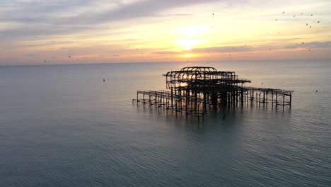 vuelo de drones orbitando las ruinas del antiguo muelle 2