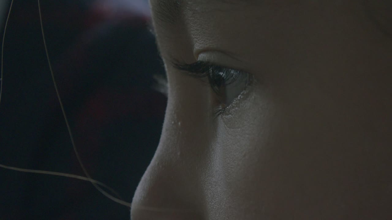 macrofotografía de la cara de una niña mirando a su alrededor