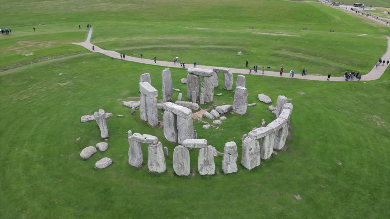 Vista aérea em 4K do monumento pré-histórico de Stonehenge, em Wiltshire, Inglaterra, Reino Unido