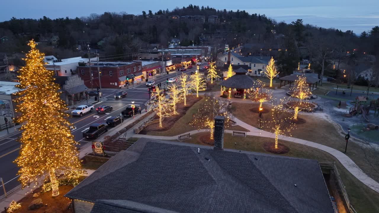 노스캐롤라이나주 블로잉록에 있는 크리스마스 조명 궤도, 작은 미국 마을
