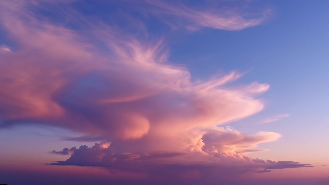 Nuvole soffici rosa e viola al tramonto nel cielo blu